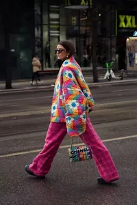 Modische gesteppte Damenjacke mit Regenbogen-Blumenmuster in schickem Urban-Street-Style.