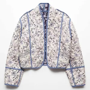 Stijlvol gewatteerd damesjack in Franse stijl met een vintage bloemenprint en bies