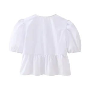 Vue arrière détaillée d'un chemisier blanc à manches bouffantes et bas péplum pour femme.