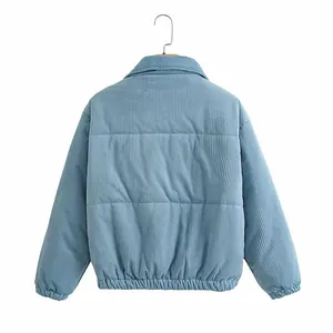 Rückansicht einer blauen Cordjacke für Damen mit elastischem Saum und Kragendetail