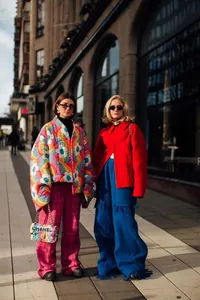 Streetstyle-Detailansicht einer farbenfrohen Regenbogen-Blumen-Steppjacke für den Winter.