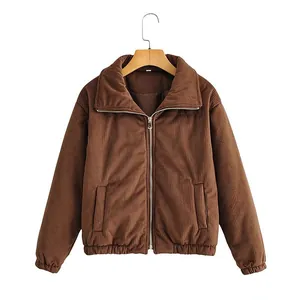 Detailansicht der braunen Cordjacke für Damen mit Reißverschluss und Kragen