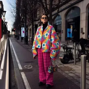 Modische gesteppte Damenjacke mit lebhaften Regenbogen-Blumenmustern für Herbst und Winter