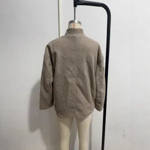 Manteau court en laine kaki pour femme, vue arrière détaillée sur un mannequin de mode