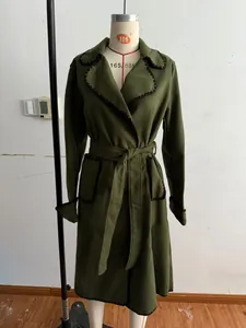Manteau long en laine vert olive pour femme avec ceinture et détails noirs sur mannequin