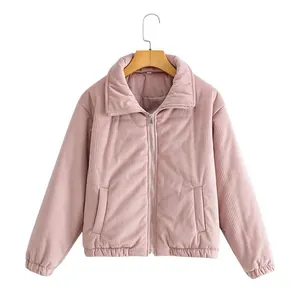Nahaufnahme einer stylischen rosa Cordjacke mit Reißverschluss und hohem Stehkragen