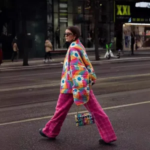 Modische Oversize-Regenbogen-Steppjacke mit weißen Gänseblümchen-Mustern für Damen