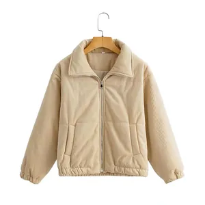 Detailansicht der khakifarbenen Cordjacke mit Stehkragen und Frontreißverschluss