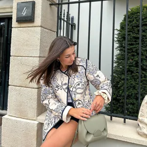 Detailansicht einer gesteppten Paisley-Jacke an einem Model in urbaner Umgebung