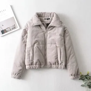 Nahaufnahme der beigen Damen-Cord-Steppjacke mit stilvollem Stehkragen und Reißverschluss