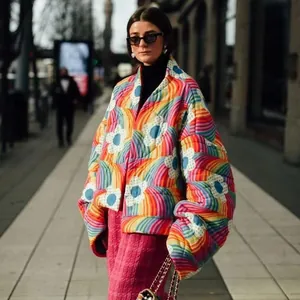Modische gesteppte Jacke mit Regenbogen- und Blumenmuster für Damen im Streetstyle-Look