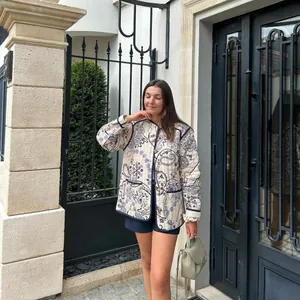 Vintage Steppjacke mit Patchwork-Print, O-Ausschnitt und Paisley-Muster am Model