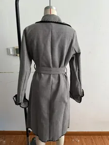 Vue arrière d'un manteau en laine gris à manches longues avec ceinture pour femme sur mannequin.