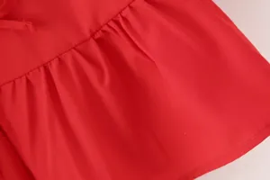 Détail de la texture d'un tissu rouge doux et couture froncée sur un chemisier bouffant