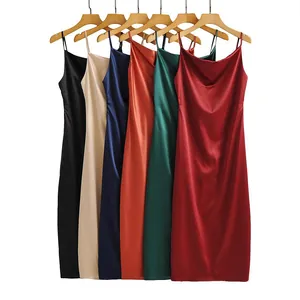 Élégantes robes nuisettes en satin avec col bénitier déclinées en plusieurs coloris.