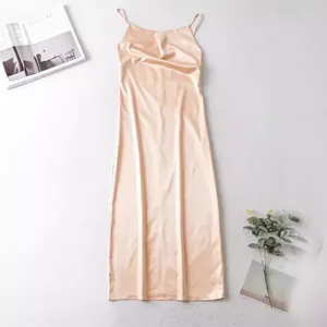 Élégante robe mi-longue en satin champagne avec col bénitier et fines bretelles
