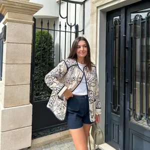 Detaillierte Ansicht der Vintage-Paisley-Steppjacke mit blauen Kontrastpaspeln und Taschen.