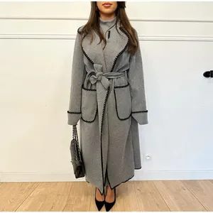 Manteau élégant en laine grise avec surpiqûres noires et ceinture pour femme
