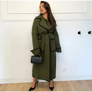 Élégant manteau en laine vert olive avec surpiqûres noires et ceinture à la taille