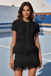 Elegantes schwarzes Strick-Zweiteiler-Set mit Fransendetails am Saum und Minirock-Stil