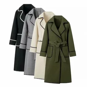 Manteaux en laine élégants en quatre couleurs avec revers, ceinture et surpiqûres décoratives.