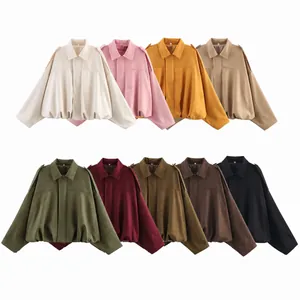 Veste aviateur à col rabattu en suédine disponible en plusieurs coloris.