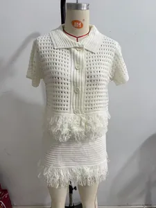 Weißes Häkelset mit Fransensaum, kurzärmeligem Cardigan und Minirock im Boho-Stil