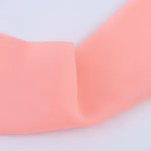 Nahaufnahme der weichen rosa Chiffon-Stofftextur für Sommerkleider und elegante Schals