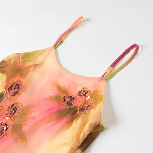 Primer plano detallado del elegante bordado floral y lentejuelas de un vestido de verano
