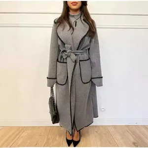 Elegante cappotto lungo di lana grigio con bordo nero smerlato e cintura in vita per l'inverno