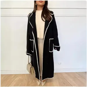 Elegante cappotto lungo di lana nero da donna con raffinato bordo all'uncinetto bianco