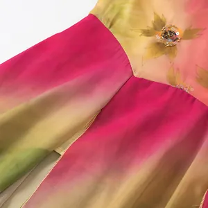 Detalle macro de un elegante vestido de verano con bordados florales, lentejuelas y cuentas.