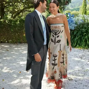 Robe plissée élégante à broderies florales ethniques dans un cadre de jardin verdoyant