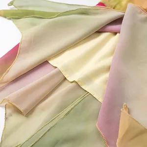 Detalle del dobladillo con volantes y capas de gasa con degradado de un vestido veraniego.