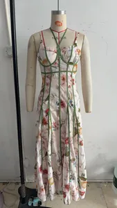 Detail der eleganten Blumenmuster und des strukturierten Mieders an diesem Vintage-Kleid.