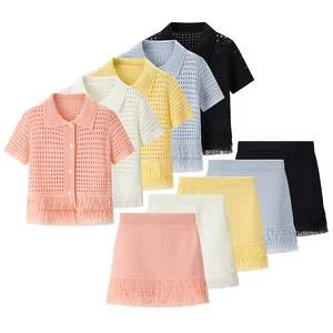 Strick-Set aus Strickjacke und Minirock mit Fransen in verschiedenen Pastellfarben