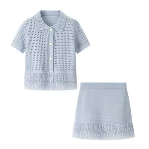 Hellblaues Strickset bestehend aus Strickjacke mit Fransen und passendem Minirock mit Hohem Bund