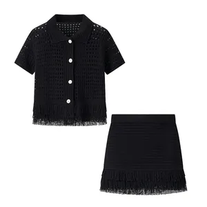 Detailansicht des schwarzen Strick-Sets mit Fransensaum, bestehend aus Top und Minirock