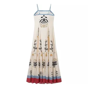 Vue détaillée d'une robe longue à bretelles de style ethnique avec broderie fleurie