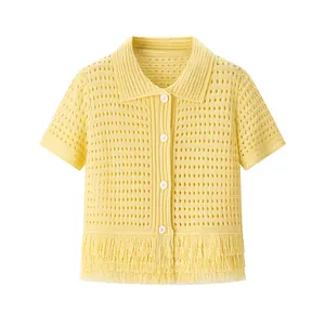 Schicker gelber kurzärmeliger Strick-Polo-Cardigan mit stilvollen Fransen am Saum