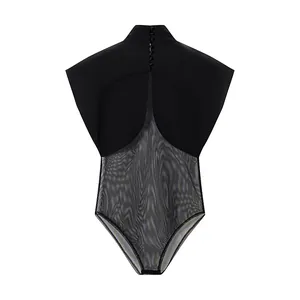 Achteraanzicht van een zwarte mouwloze bodysuit met opstaande kraag, mesh panelen en knopen.