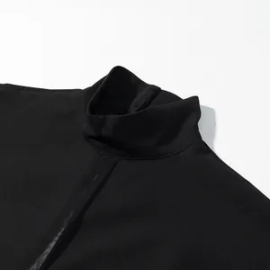 Detailopname van de hoge hals van een zwarte mouwloze bodysuit met mesh inzetstuk