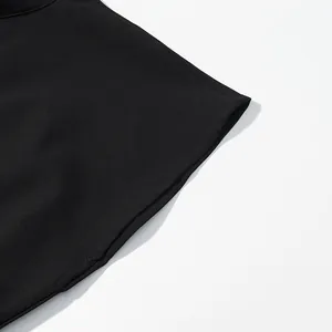 Detailopname van de hoogwaardige zwarte stof en de fijne stiksels van deze mouwloze bodysuit