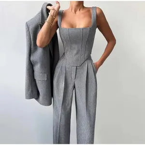 Detailansicht eines grauen 3-Teiler Anzugs für Damen mit Korsett-Top und Hose mit Fischgrätmuster