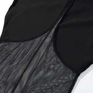 Gedetailleerde weergave van de zwarte mesh patchwork en stoftextuur van een mouwloze jumpsuit