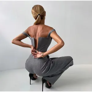 Detailansicht des Rückenreißverschlusses an einem grauen Korsett-Jumpsuit für Damen