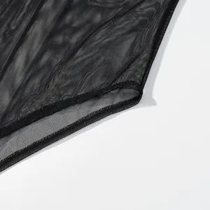 Detailopname van de zwarte mesh-stof van een mouwloze nauwsluitende jumpsuit