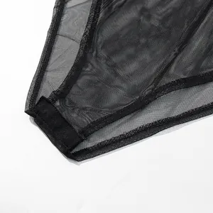Detailopname van de ademende zwarte mesh stof en drukknoopsluiting van de bodysuit