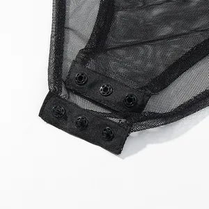 Gedetailleerde weergave van de drukknoopsluiting op een zwarte mesh bodysuit