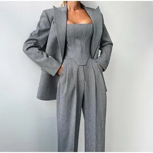 Detailansicht eines 3-teiligen grauen Fischgräten-Anzugs mit Blazer, Korsett-Top und Hose